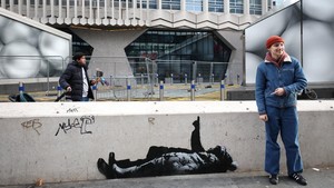 Karya seni jalanan yang muncul secara tiba-tiba tersebut menampilkan gaya khas yang selama ini identik dengan Banksy, mulai dari teknik stencil, pesan visual yang kuat, hingga lokasi strategis di ruang publik. REUTERS/Isabel Infantes