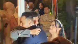 Dikta juga merangkul Revy, menunjukkan kehangatan sebagai kakak ipar di hari spesial itu. Foto: instagram.com/mastata_dikta