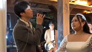 Dikta menggandeng tangan Kintan sambil menyanyikan As It Was di depan para tamu. Foto: instagram.com/mastata_dikta