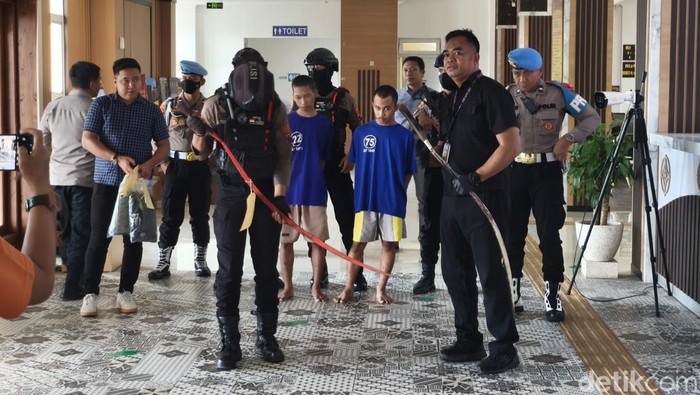 2 Pemuda Bercelurit Jumbo Diringkus Warga Solo Saat Kehabisan Bensin