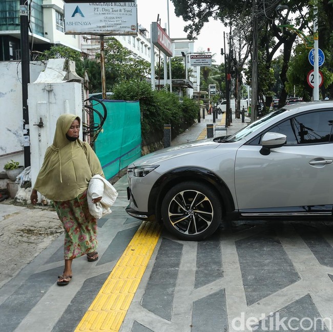Duh! Trotoar Baru Tebet Dibajak PKL dan Parkir Liar