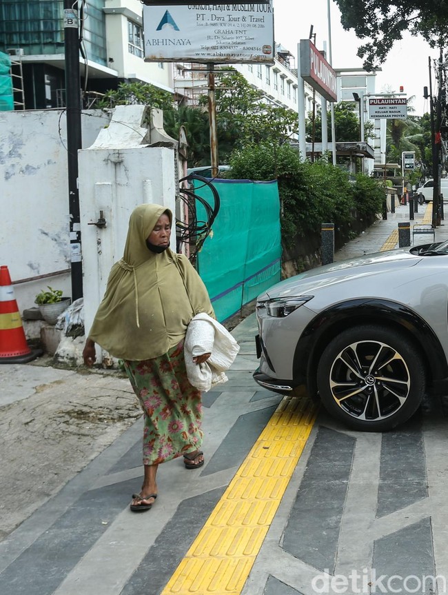 Duh! Trotoar Baru Tebet Dibajak PKL dan Parkir Liar