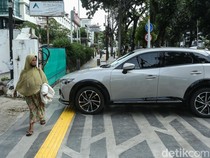 Duh! Trotoar Baru Tebet Dibajak PKL dan Parkir Liar
