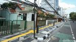 Duh! Trotoar Baru Tebet Dibajak PKL dan Parkir Liar