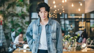 Lee Ki Taek akan memainkan karakter Shin Ji Soo, seorang pria penuh energi yang suka kebebasan. Kontras antara tiga karakter bikin antisipasi buat Efficient Dating for Singles makin tinggi. Rencananya drakor ini akan tayang 28 Februari 2026. (Foto: dok. JTBC)