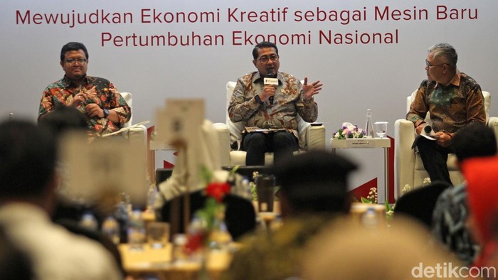 Menteri Ekonomi Kreatif Teuku Riefky Harsya menyampaikan paparan terkait Kredit Usaha Rakyat industri kreatif berbasis kekayaan intelektual dalam diskusi di Jakarta, Selasa (23/12/2025).