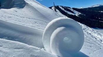 Fenomena salju menggulung di Keystone, Colorado, dikenal juga dengan sebutan snownuts. Foto: via Bored Panda
