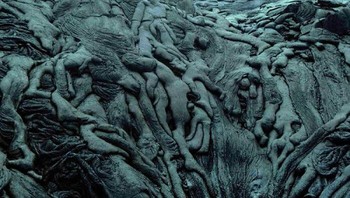 Langit-langit berbentuk lubang yang terbentuk dari aliran lava di Hawaii, tampak seperti gerbang menuju neraka. Foto: via Bored Panda