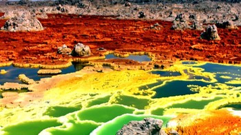 Kolam dan teras hidrotermal berwarna-warni di Dallol, Ethiopia. Foto: via Bored Panda