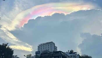 Tak sempat melihat aurora, tapi muncul awan berwarna-warni. Foto: via Bored Panda