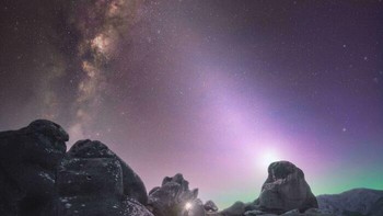 Galaksi Bima Sakti dengan cahaya zodiak, aurora, dan bintang jatuh di Selandia Baru. Foto: via Bored Panda