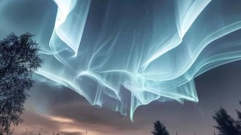 Fenomena aurora putih yang sangat langka terlihat di Finlandia. Foto: via Bored Panda