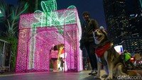 Rangkaian tata cahaya dirancang khusus untuk menghadirkan pengalaman visual sekaligus mempercantik wajah Jakarta di penghujung tahun. 