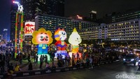 Warga memadati kawasan Bundaran HI, Jakarta, Selasa (23/12/2025), untuk menikmati Jakarta Light Festival Natal 2025 yang digelar menjelang akhir tahun.