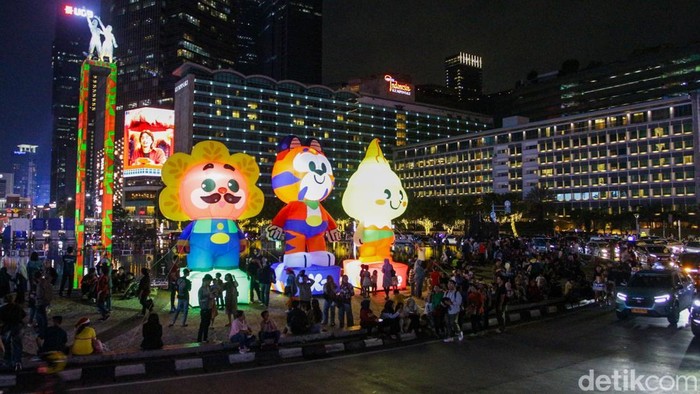 Warga memadati kawasan Bundaran HI, Jakarta, Selasa (23/12/2025), untuk menikmati Jakarta Light Festival Natal 2025 yang digelar menjelang akhir tahun.