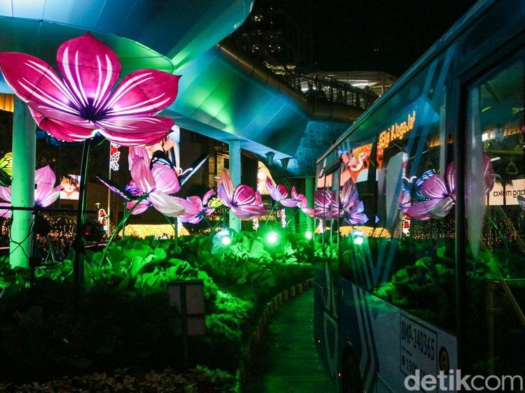 Gemerlap Jakarta Light Festival Hiasi Malam Bundaran HI