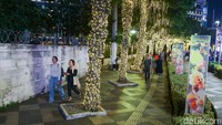 Instalasi cahaya bernuansa Natal menghiasi area Bundaran HI, menghadirkan visual artistik yang memanjakan mata pengunjung pada malam hari. 