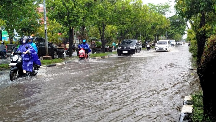 Genangan air hujan di Jalan Hasan Basry Banjarmasin. Foto: Khairun Nisa/detikKalimantan