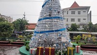 Pembuatan pohon Natal dilakukan secara gotong royong selama seminggu penuh. Seluruh komunitas gereja, yaitu panitia dan karyawan dibantu dengan pihak eksternal terlibat dalam kerja bakti membersihkan lingkungan hingga proses penyusunan serta penghiasan pohon Natal.