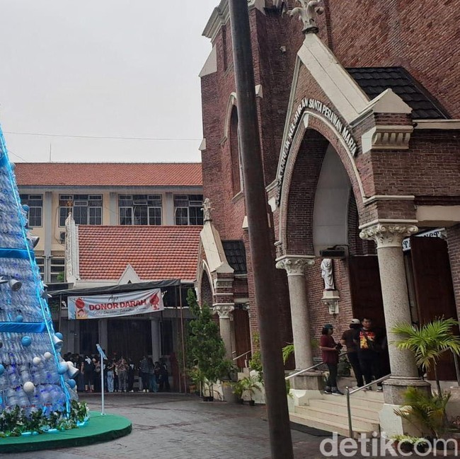 Pohon Natal dari 2000 Botol Plastik di Gereja Kepanjen Surabaya