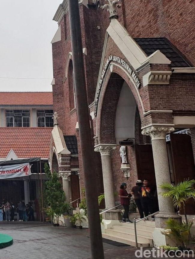 Pohon Natal dari 2000 Botol Plastik di Gereja Kepanjen Surabaya