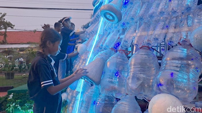 Gereja Katolik Kelahiran Santa Perawan Maria panjang pohon natal dari 2000 botol bekas