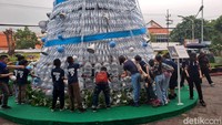 Pohon Natal ramah lingkungan tersebut mengusung tema Laudato Si yang bermakna seruan bagi umat manusia untuk menjaga dan merawat bumi sebagai rumah bersama.