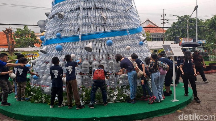 Gereja Katolik Kelahiran Santa Perawan Maria panjang pohon natal dari 2000 botol bekas