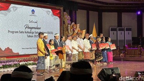 Gubernur Bali Wayan Koster menyerahkan beasiswa Satu Keluarga Satu Sarjana di Taman Budaya Bali, Denpasar, Selasa (23/12/2025). (Foto: Dinda Anatasya/detikBali)