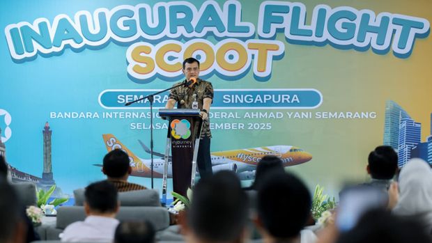 Gubernur Jateng, Ahmad Luthfi, saat menghadiri penerbangan perdana rute Semarang-Singapura di Bandara Internasional Jenderal Ahmad Yani, Semarang.