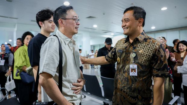Gubernur Jateng, Ahmad Luthfi, saat menghadiri penerbangan perdana rute Semarang-Singapura di Bandara Internasional Jenderal Ahmad Yani, Semarang.