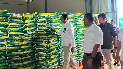 Gubernur NTT Emanuel Melkiades Laka Lena saat meninjau stok beras di Gudang Bulog Alak, Kupang, Selasa (23/12/2025). (Foto: Simon Selly/detikBali)