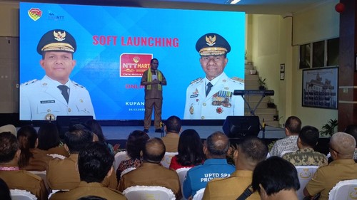 Gubernur NTT, Emanuel Melkiades Laka Lena, saat menyampaikan UMP NTT di Kupang, Selasa (23/12/2025). (Simon Selly/detikBali)