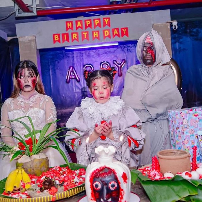 Agak Laen! Ultah Anak Ririn Ekawati Bertemakan Horor, Ada Ambulans dan Pocong