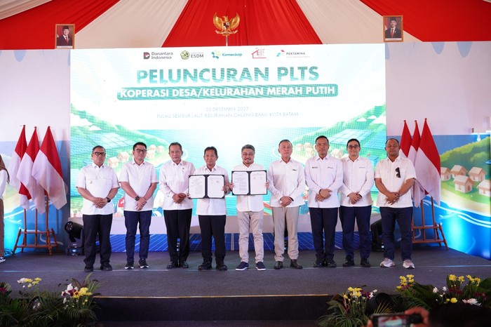 Luncurkan PLTS KDKMP Pertama, Kemenkop-Pertamina Siap Terangi Pulau Sembur