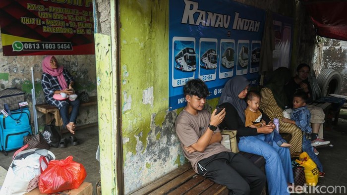 Aktivitas pemudik mulai terlihat di Terminal Induk Kota Bekasi menjelang libur Natal dan Tahun Baru (Nataru) 2025. Sejak beberapa hari terakhir, calon penumpang tampak berdatangan untuk melakukan perjalanan pulang ke kampung halaman maupun berlibur ke berbagai daerah.