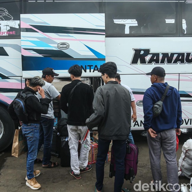 Jelang Nataru, Terminal Bekasi Mulai Ramai Pemudik