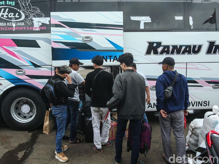 Jelang Nataru, Terminal Bekasi Mulai Ramai Pemudik