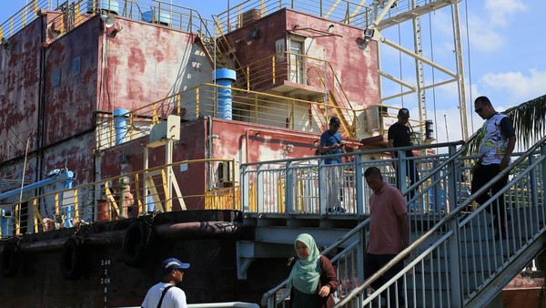 Jelang Peringatan Tsunami, Wisatawan Kunjungi Situs Tsunami Aceh