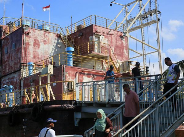Jelang Peringatan Tsunami, Wisatawan Kunjungi Situs Tsunami Aceh
