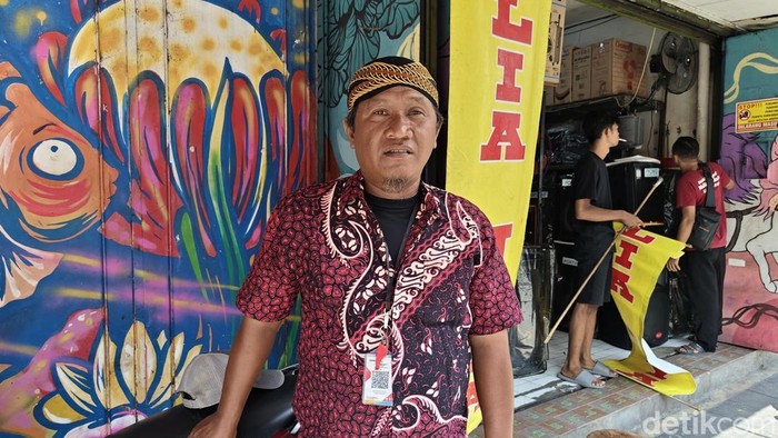 Tampil Beda, Jukir Solo Pakai Dresscode Batik-Blangkon Selama Libur Nataru