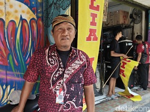 Libur Nataru, Jukir di Solo Pakai Kostum Spesial