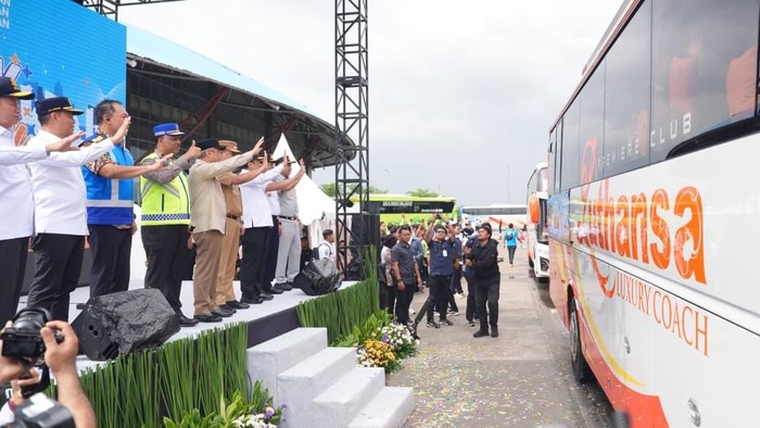 Kakorlantas Dampingi Menhub Lepas Mudik Gratis di Terminal Pulo Gebang
