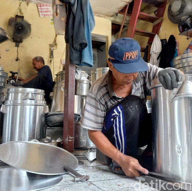 Puluhan Tahun Bertahan, Kampung Dandang di Jalur Rel Ini Masih Eksis