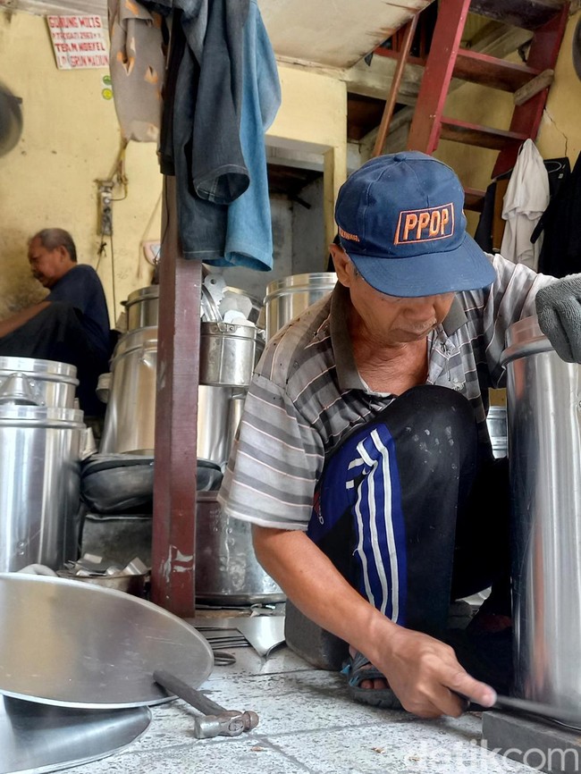 Puluhan Tahun Bertahan, Kampung Dandang di Jalur Rel Ini Masih Eksis