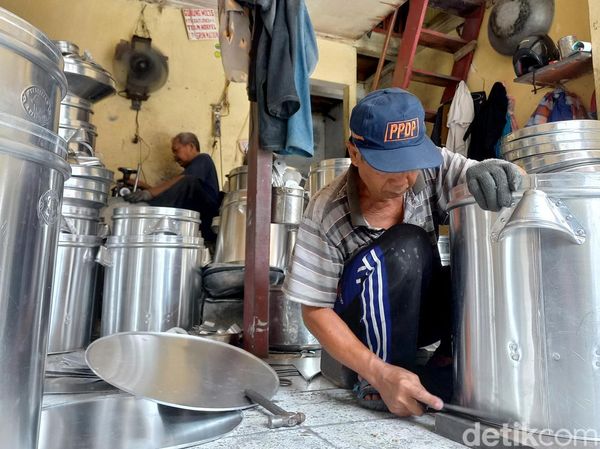 Puluhan Tahun Bertahan, Kampung Dandang di Jalur Rel Ini Masih Eksis