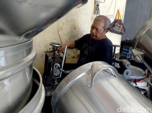Video: Melihat Produksi Dandang yang Tersembunyi di Dekat Rel Kereta