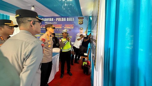 Kapolda Bali, Irjen Daniel Adityajaya, meninjau pos pengamanan Nataru. (Dok. Polda Bali)