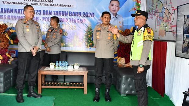 Kapolda Jateng, Irjen Ribut Hari Wibowo mengecek Pos Pelayanan (Posyan) Tawangmangu dalam rangka Operasi Lilin Candi 2025, Selasa (23/12/2025).