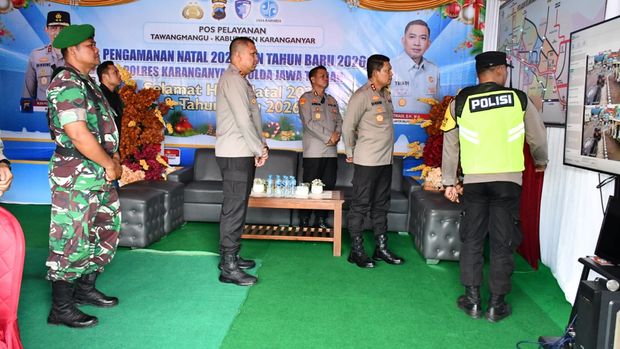 Kapolda Jateng, Irjen Ribut Hari Wibowo mengecek Pos Pelayanan (Posyan) Tawangmangu dalam rangka Operasi Lilin Candi 2025, Selasa (23/12/2025).